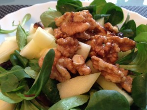 Salat mit Melone, Rosinen und Walnüssen